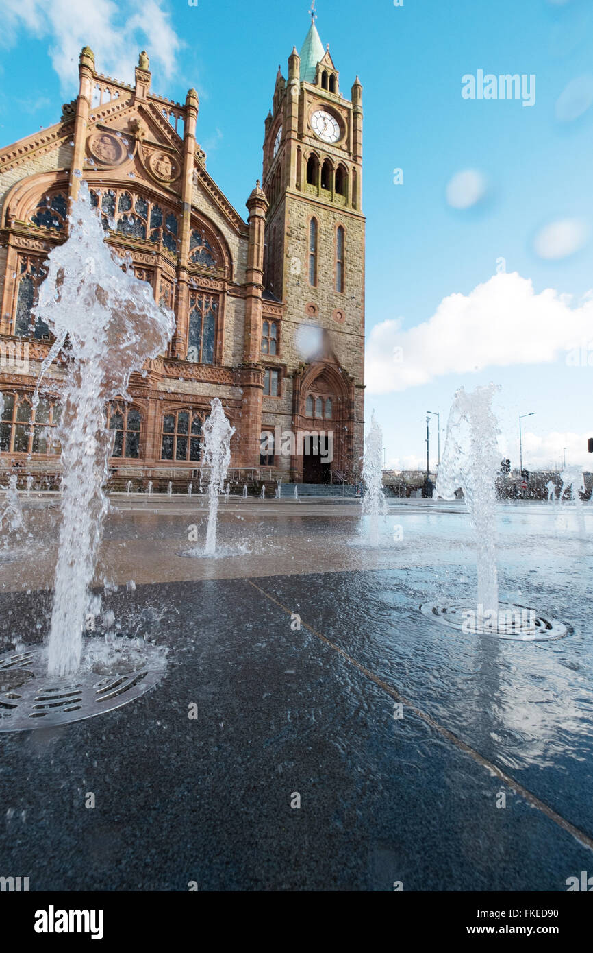 L'eau des fontaines à Guildhall Square Derry Londonderry Banque D'Images