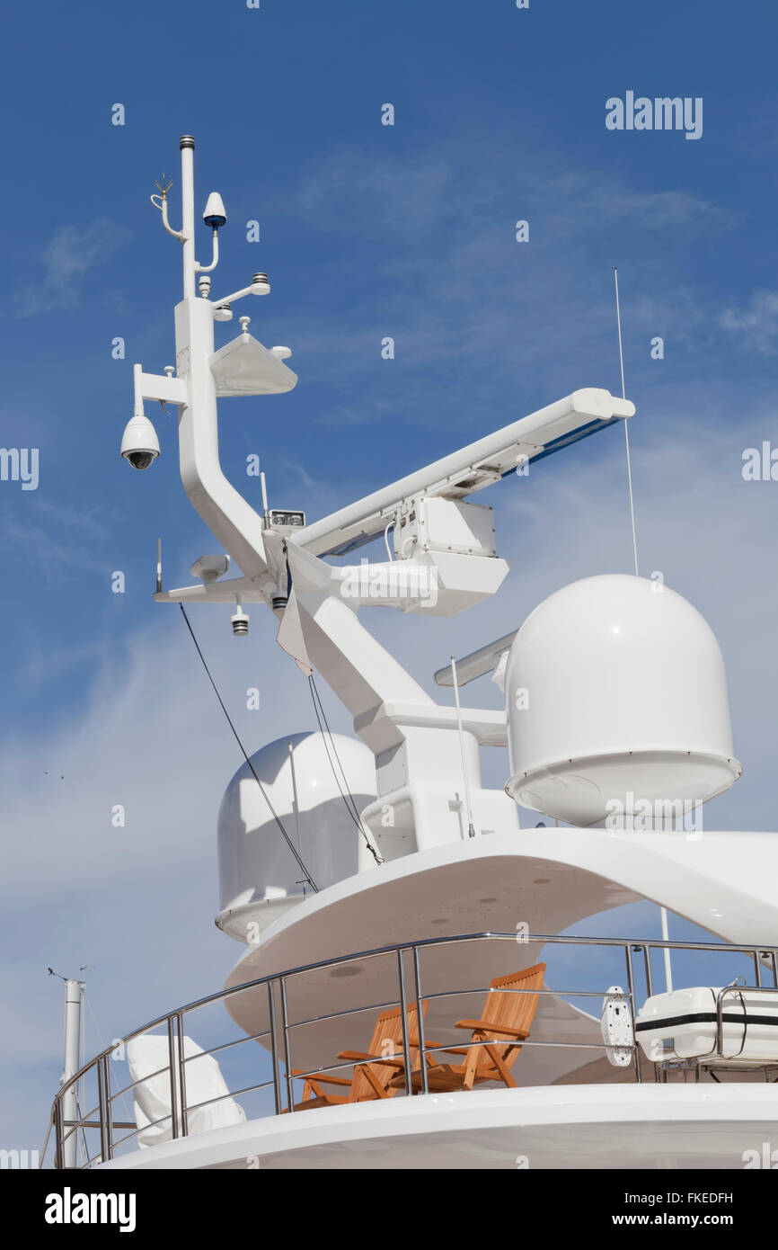 Haut pont d'un yacht de luxe super avec 2 chaises en bois, et l'antenne radar de navigation ci-dessus Banque D'Images