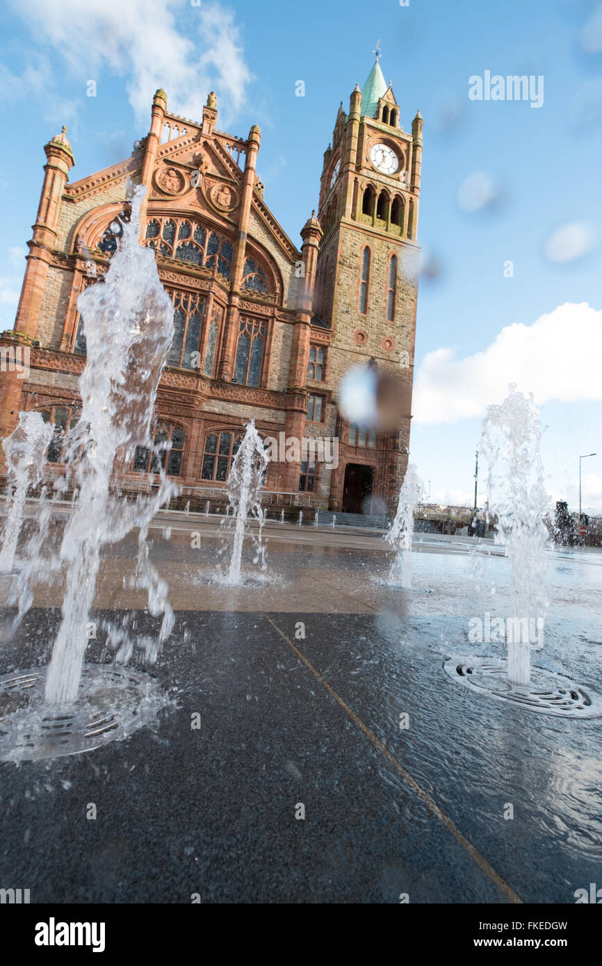 L'eau des fontaines à Guildhall Square Derry Londonderry Banque D'Images