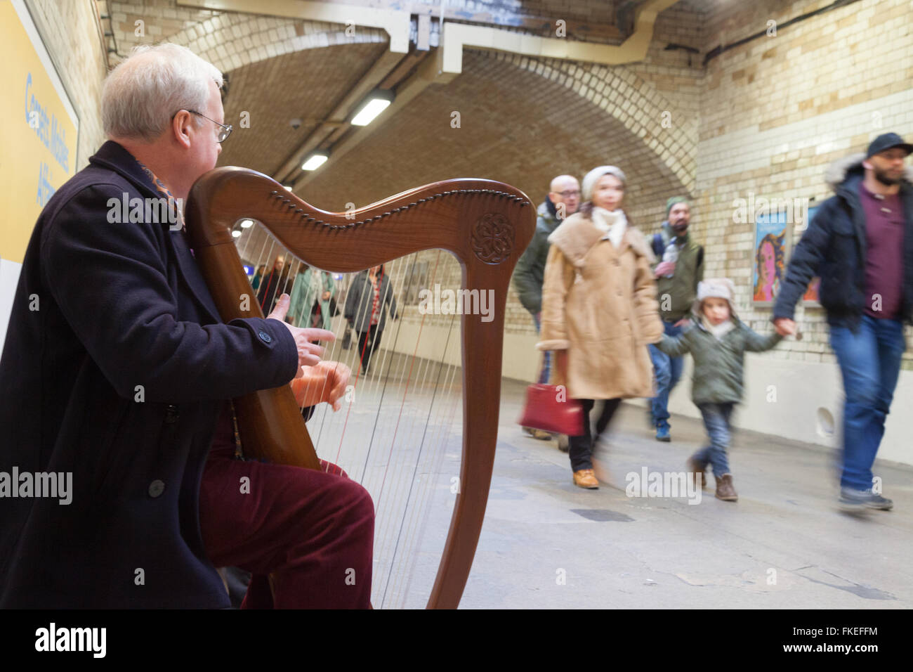 Musicien ambulant jouant de la harpe sur le métro de Londres, South Kensington, London UK Banque D'Images