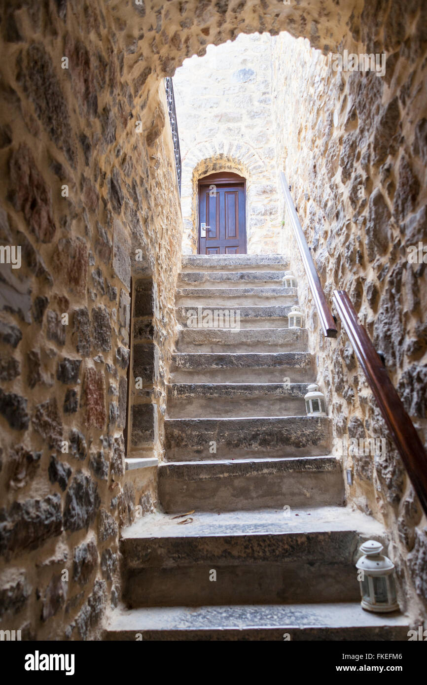 Les étapes, les murs et la voûte menant à la porte d'une maison dans le village de Mesta, Chios, Grèce Banque D'Images