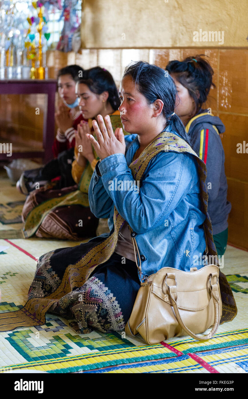 L'Asie. L'Asie du Sud-Est. Le Laos. Province de Champassak. Paksé. Les femmes priant au temple. Banque D'Images