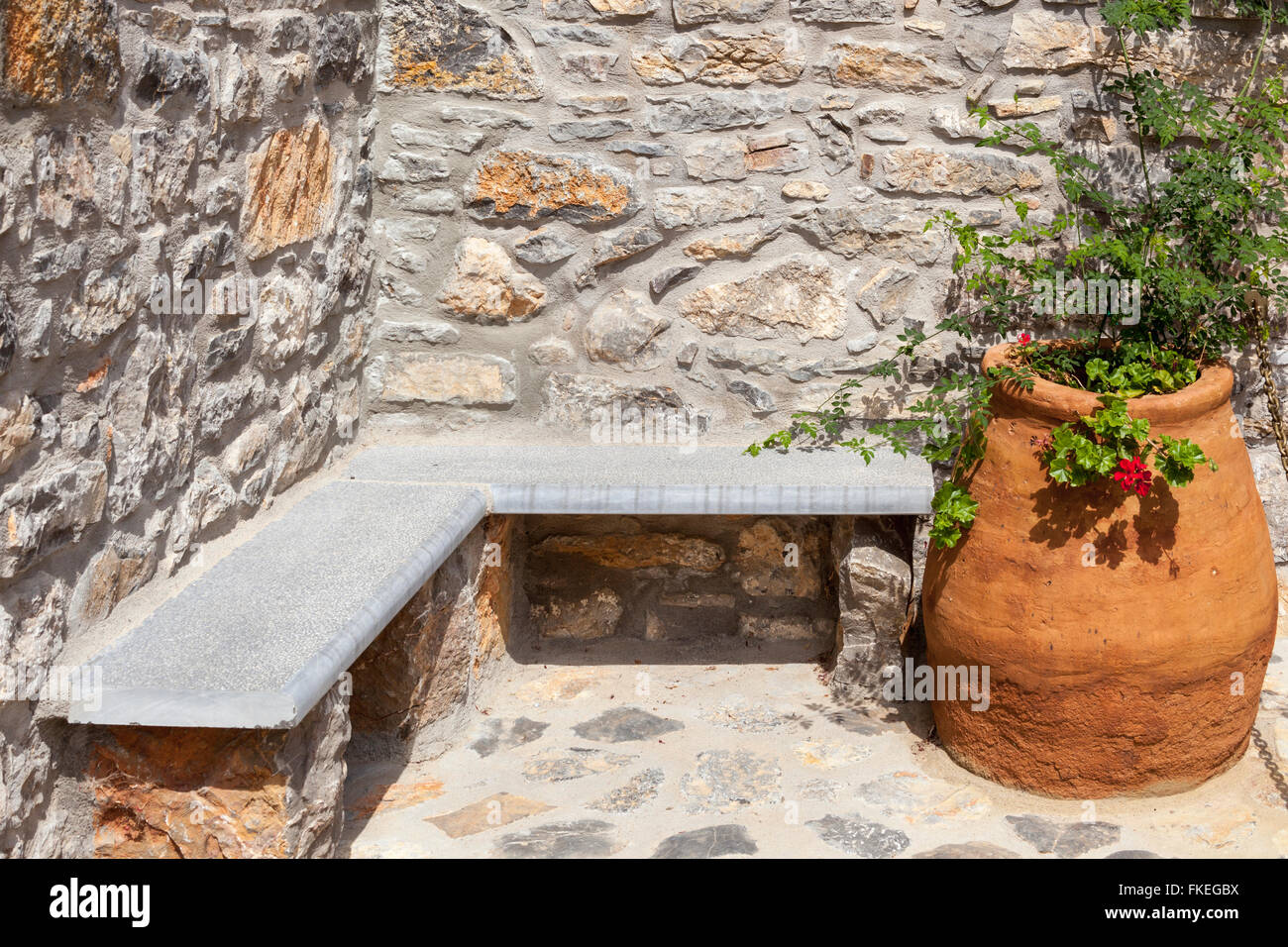 La pierre d'angle du siège et de pot à l'extérieur d'une maison, dans le village de Mesta, Chios, Grèce Banque D'Images