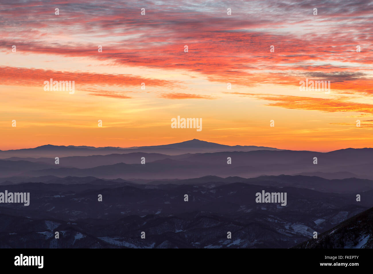 Vue sur le Mont Amiata en hiver du Mont Nerone, Monte Nerone, au coucher du soleil, l'Apennin, Marches, Italie Banque D'Images