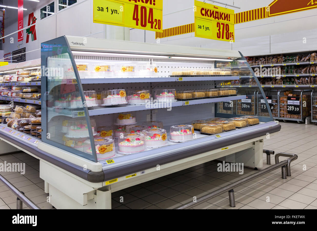 Presenter Avec Des Gateaux Sucres Prets A Vendre A Auchan Hypermarche Photo Stock Alamy