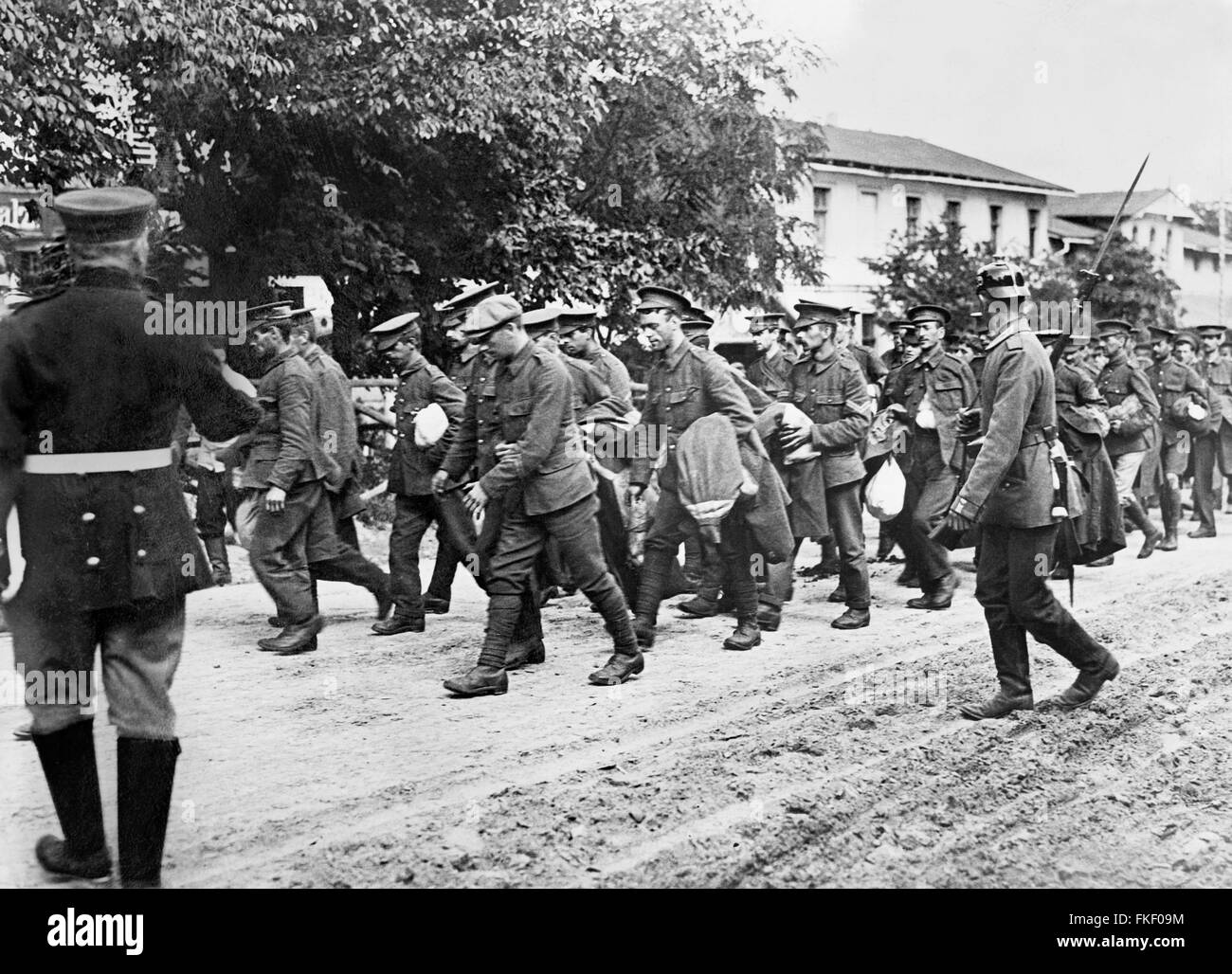 Les prisonniers britanniques en Allemagne qui sont prises pour les camps de prisonniers de guerre après les combats dans la somme pendant la Première Guerre mondiale. Photo de Bain News Service, 1916 Banque D'Images