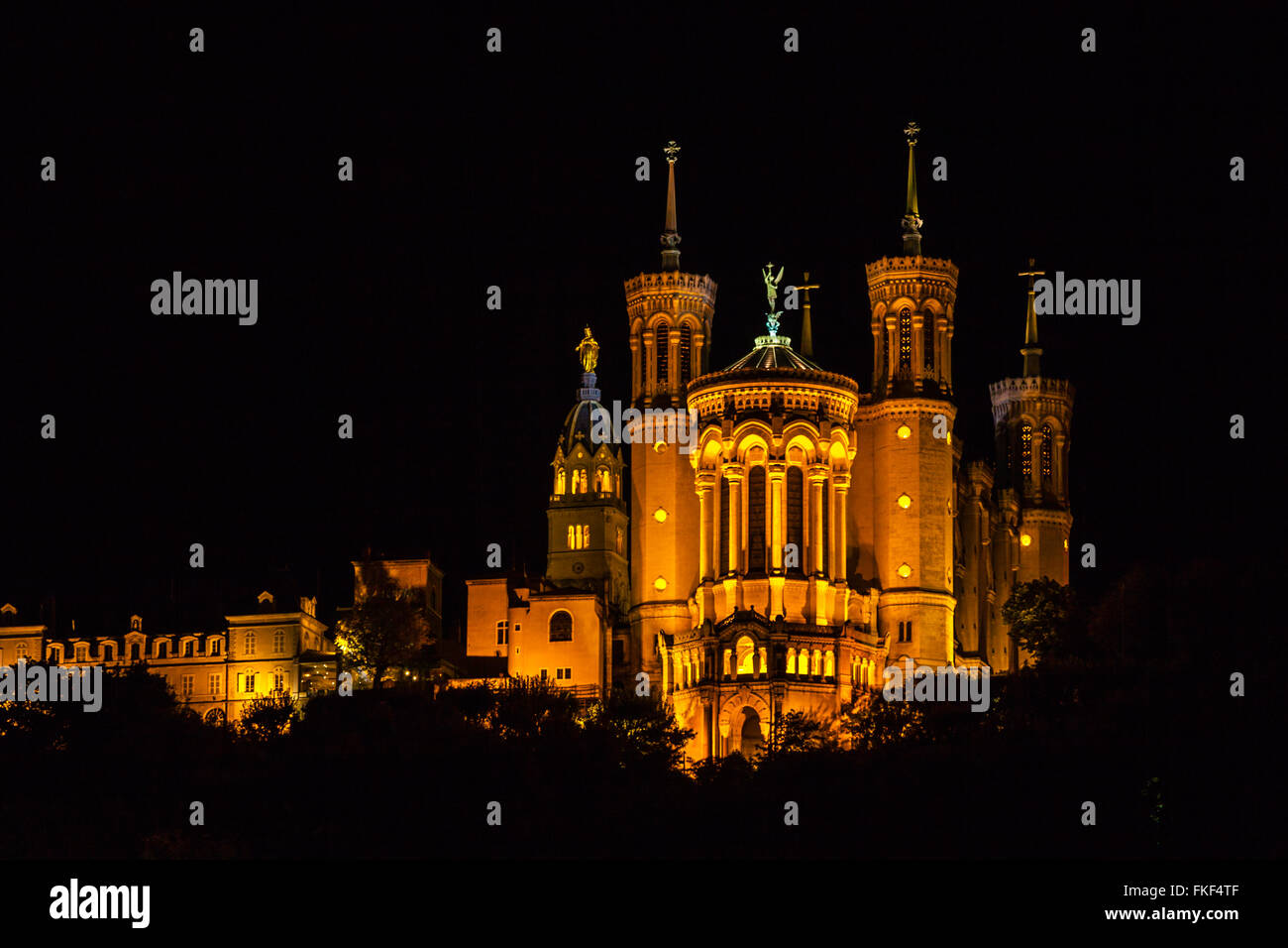 La basilique Notre Dame de Fourvière à Lyon, France la nuit Banque D'Images