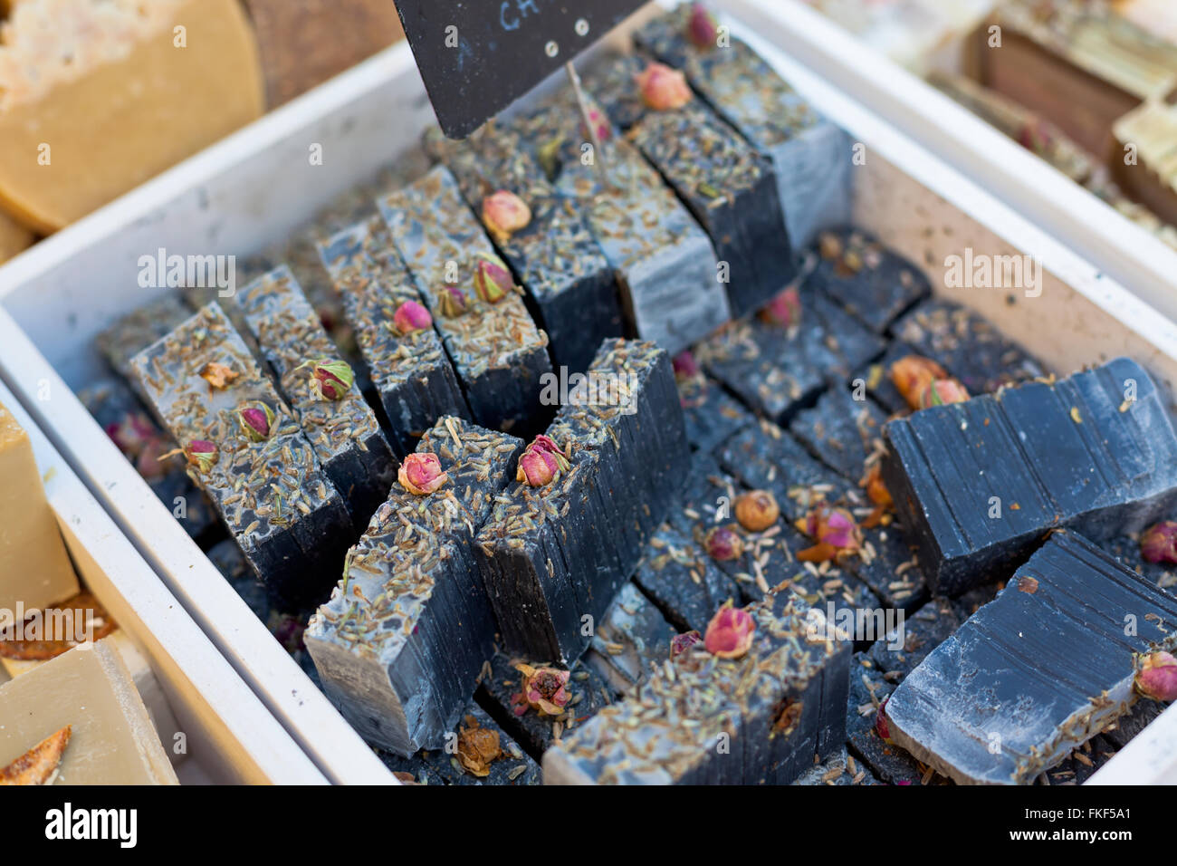 Savon artisanal noir dans un institut de beauté. Plan horizontal Banque D'Images