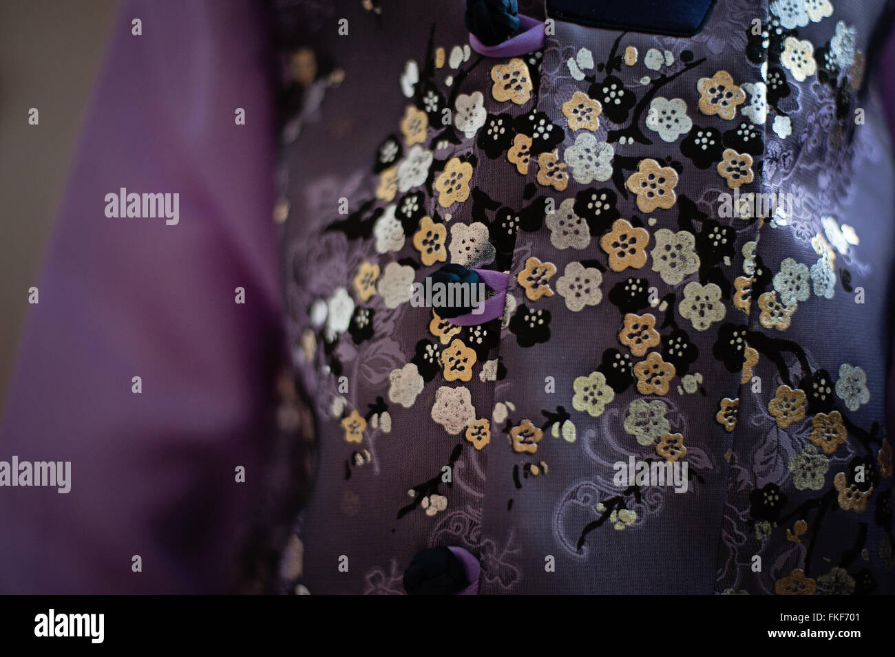 Plus de détails sur un Hanbok Coréen (violet, or, blanc) Banque D'Images