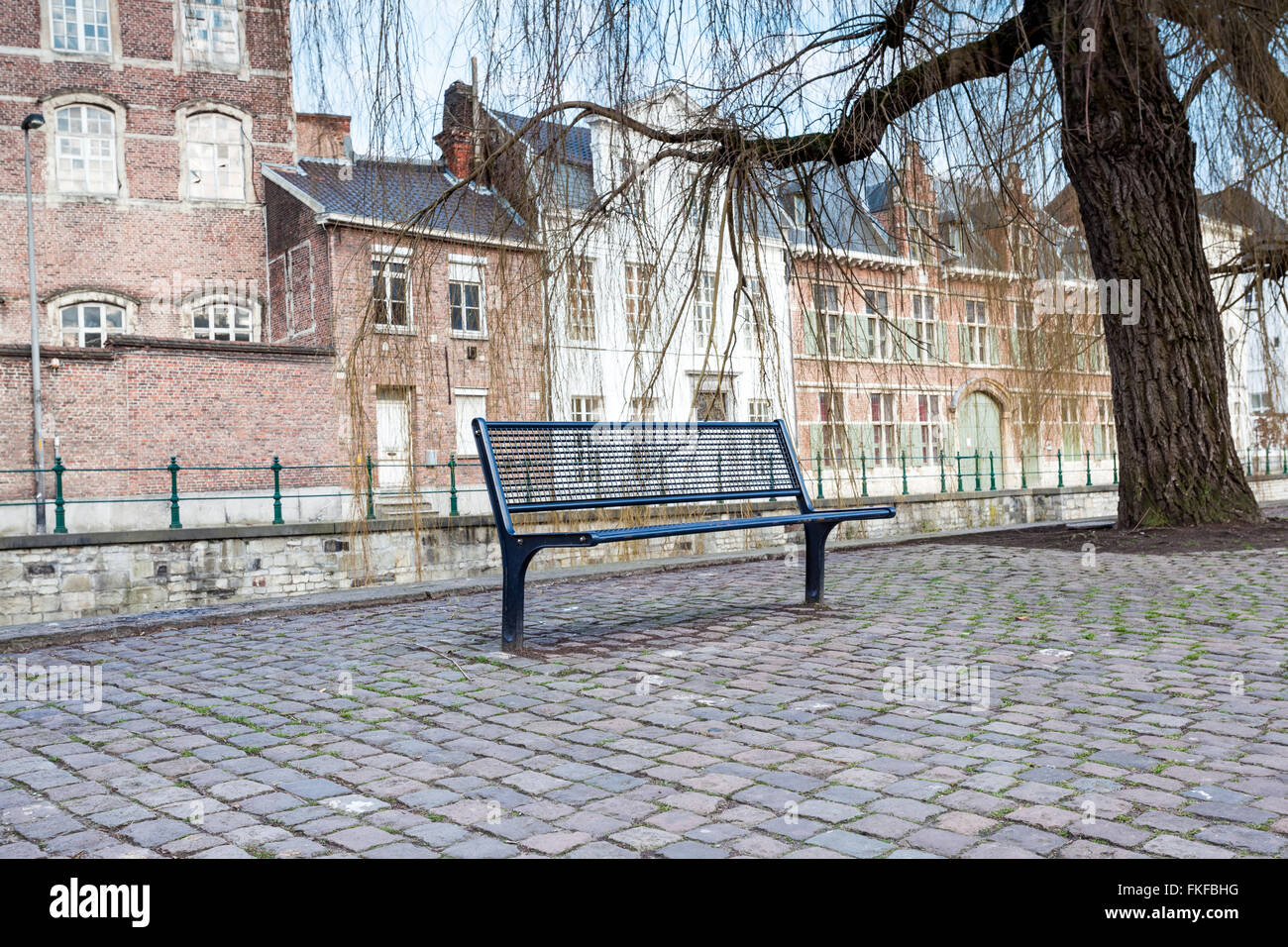 Sur la plate-forme d'un fer à repasser il y a un banc de la rue où vous pourrez vous reposer Banque D'Images