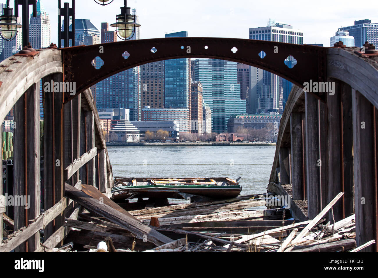 Une vue sur le Quartier Financier de Manhattan vu par le châssis d'un vieux ferry dock à Liberty State Park dans le New Jersey. Banque D'Images