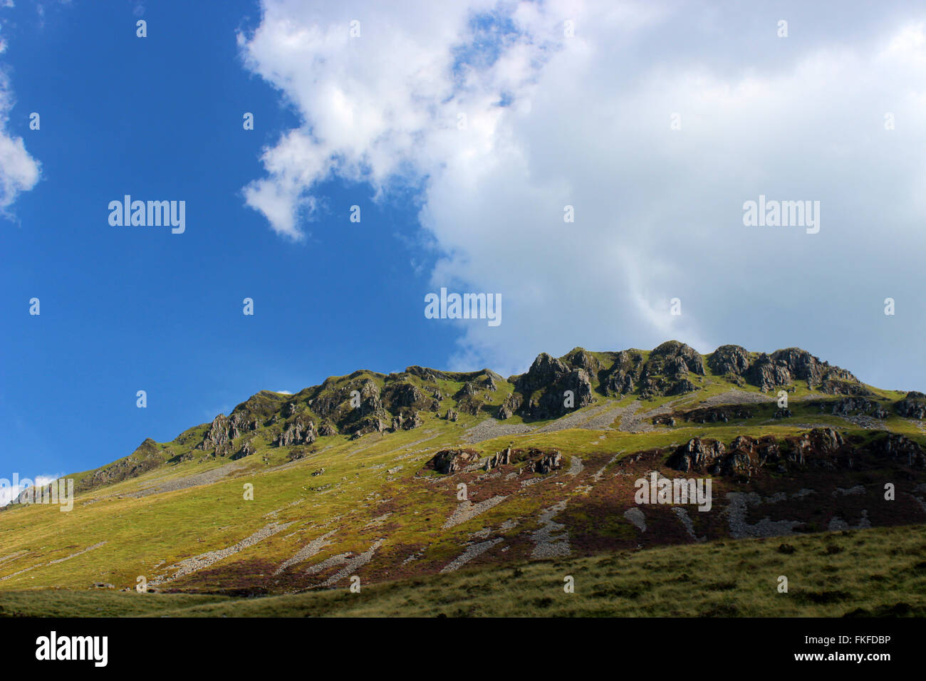 Cadair Idris sur la formation rocheuse près du lac Cregennan et Bryn Brith Gwynedd au Pays de Galles Banque D'Images