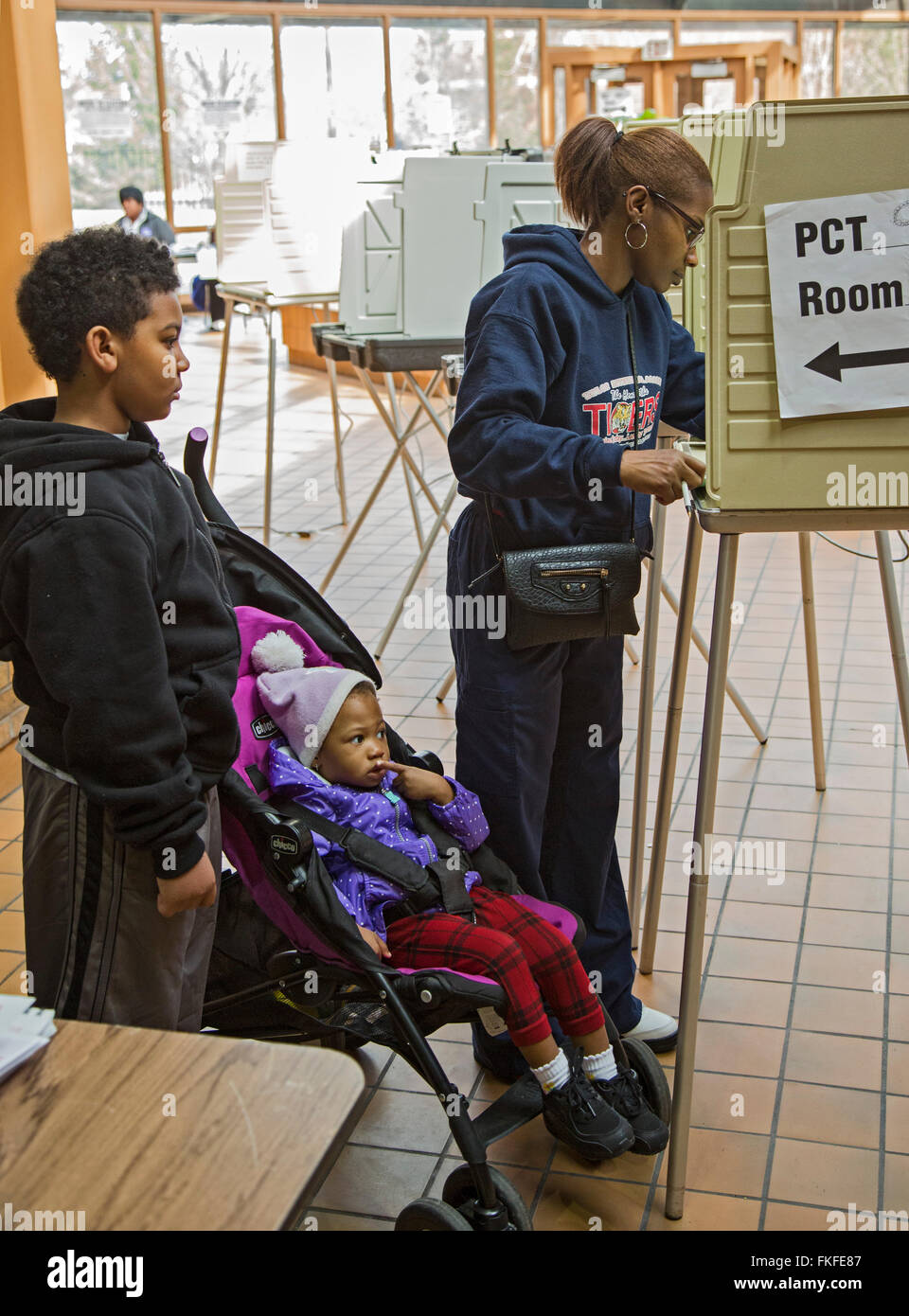 Detroit, Michigan, USA. 8 mars, 2016. Les enfants regardent comme leur voix dans l'élection présidentielle primaires du Michigan. Crédit : Jim West/Alamy Live News Banque D'Images