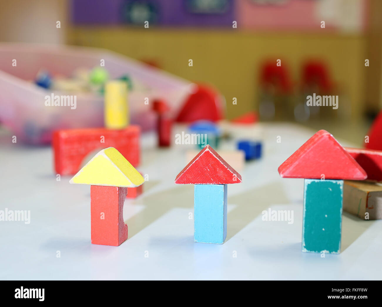 De nombreux jouets en bois et des morceaux de bâtiments dans la classe maternelle Banque D'Images