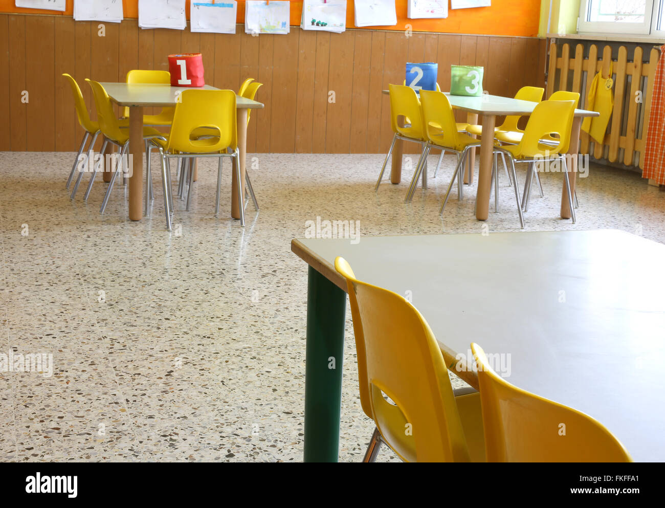 Classe de maternelle avec les petites tables et chaises jaune Banque D'Images