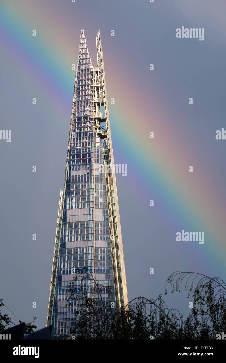 Le Shard à Londres devant un arc-en-ciel Banque D'Images