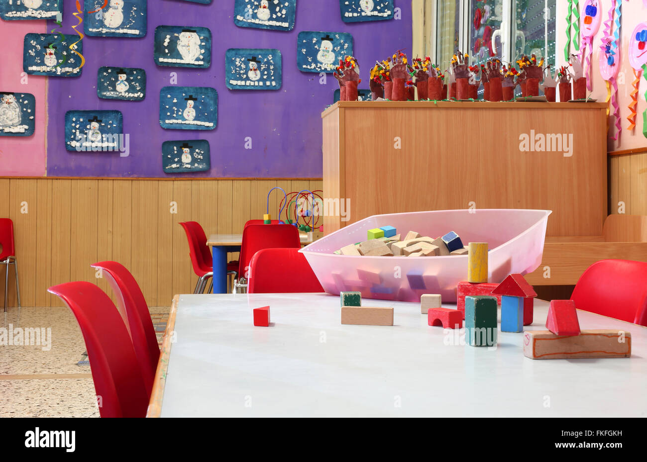Les jouets en bois dans une classe maternelle sans enfants Banque D'Images