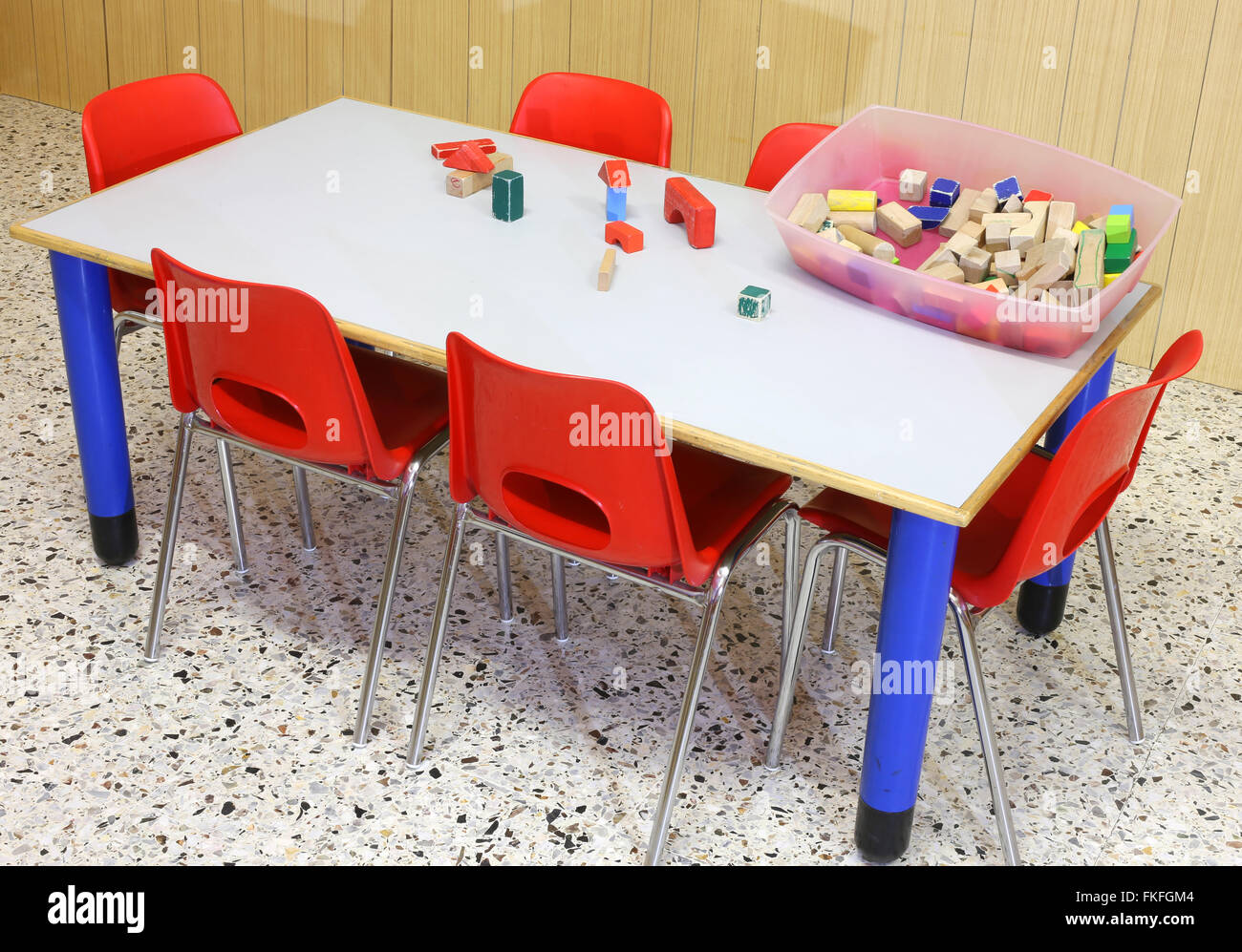 L'école maternelle avec les jouets en bois sur la table Banque D'Images