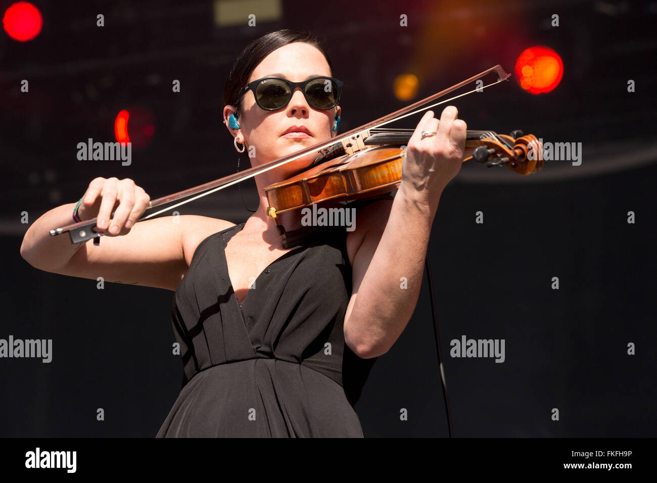 Okeechobee, en Floride, aux États-Unis. Mar 6, 2016. Musicien AMANDA SHIRES effectue vivre avec Jason Isbell à l'Okeechobee Music Festival à Okeechobee, en Floride © Daniel DeSlover/ZUMA/Alamy Fil Live News Banque D'Images