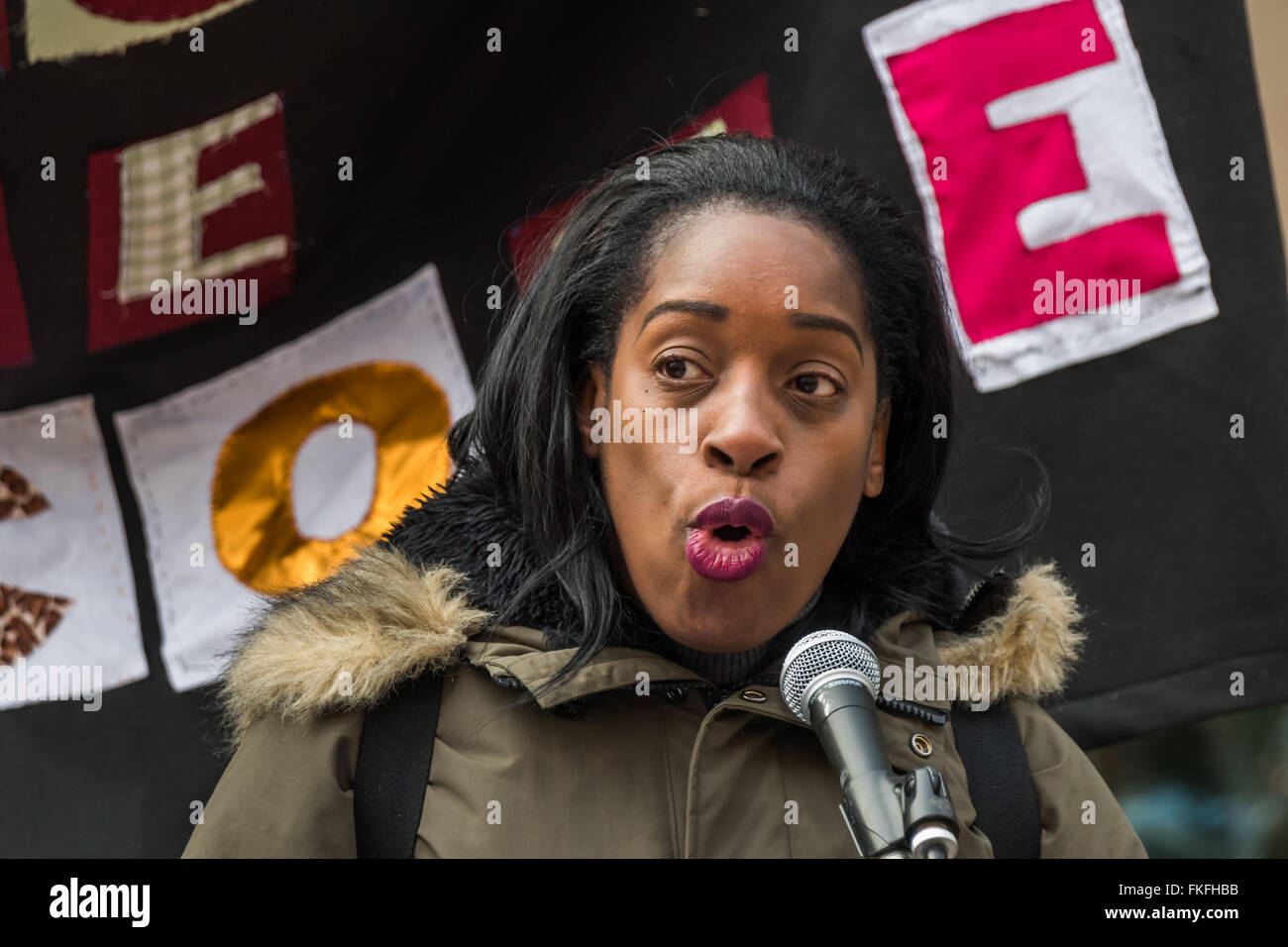 Londres, Royaume-Uni. 8 mars, 2016. Du travail d'Edmonton Osamor MP Kate prend la parole à l'égard des femmes pour les femmes réfugiées de 'Set' de son cas à l'extérieur du Home Office appelant à mettre fin à la détention indéfinie des demandeurs d'asile, la fermeture des prisons de l'immigration tels que et de Yarl's Wood un terme à la détention des femmes enceintes. Peter Marshall/Alamy Live News Banque D'Images