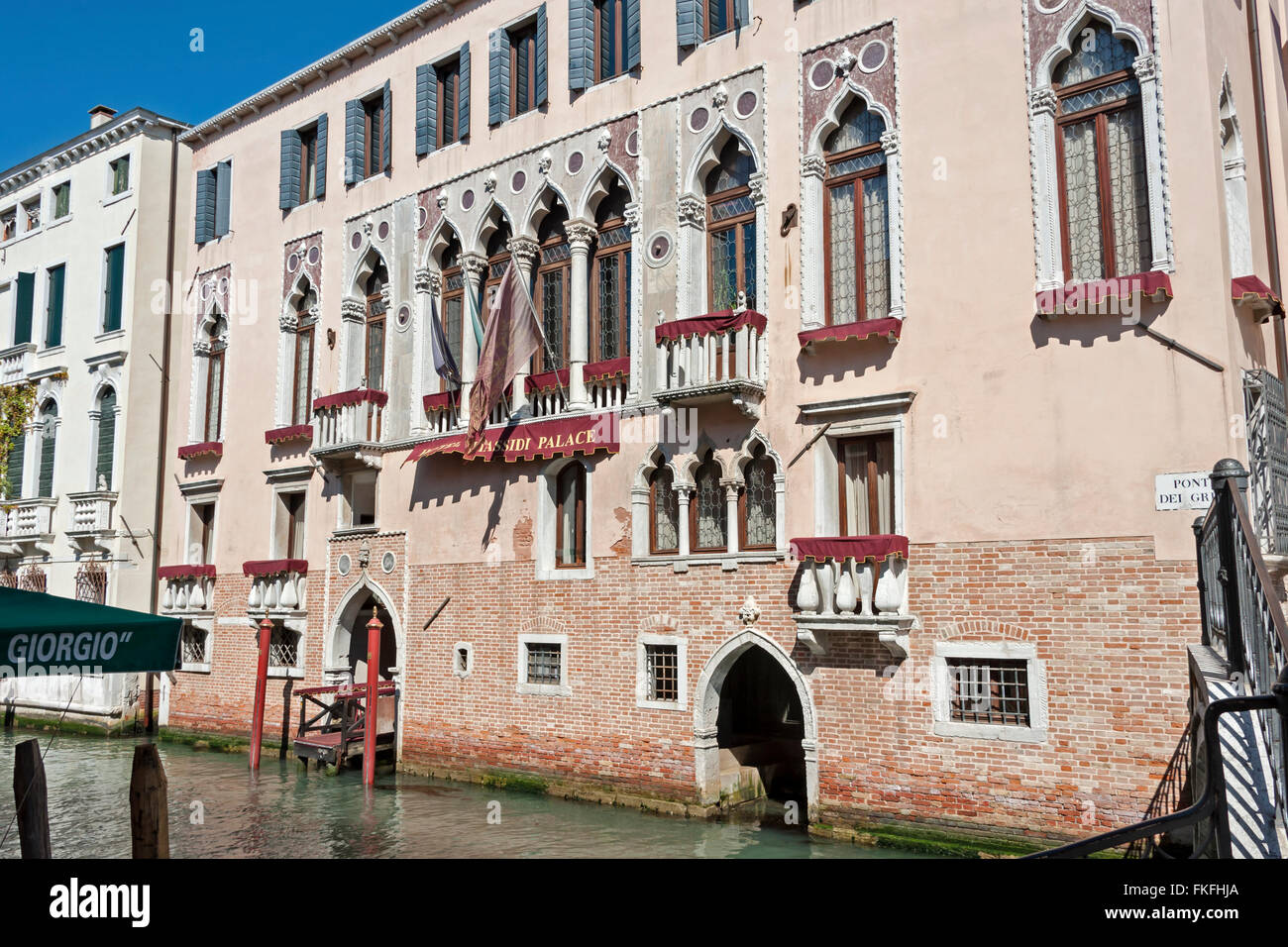 Hôtel au bord du canal à Venise Italie Banque D'Images