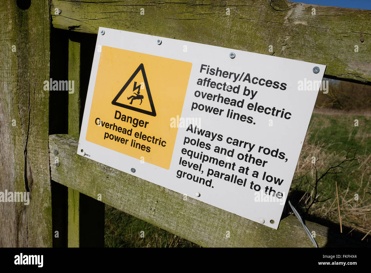 Attention danger de mort signe rappelant aux pêcheur de ne pas faire il y a des cannes à pêche en position verticale Banque D'Images