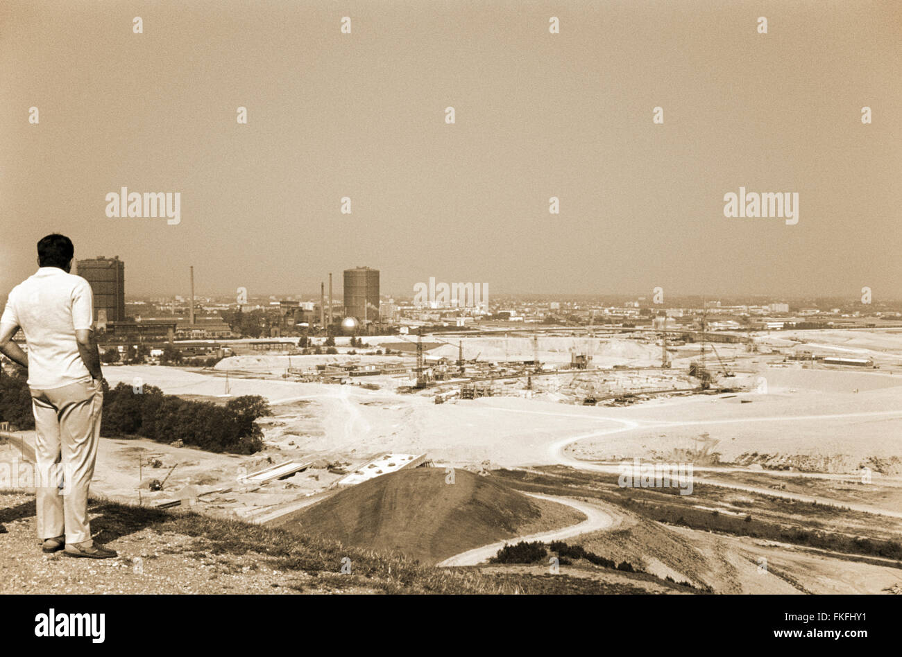 Le Parc olympique de Munich en construction pour les Jeux Olympiques 1972.. Vue de l'Olympiaberg. Blick vom Schuttberg auf das Olympiastadion Banque D'Images