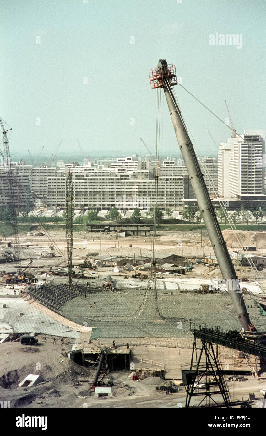 Blick vom Schuttberg auf das im Bau befindliche Olympiastadion. Le Parc olympique de Munich en construction pour les Jeux 1972. Vue depuis Schuttberg. Banque D'Images