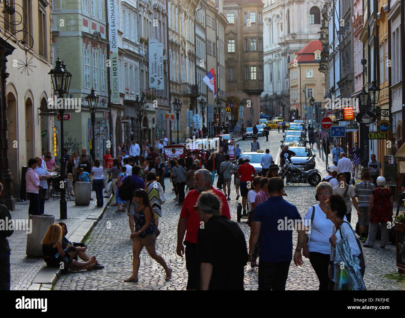 Rue animée sur une soirée ensoleillée à Prague, République Tchèque Banque D'Images