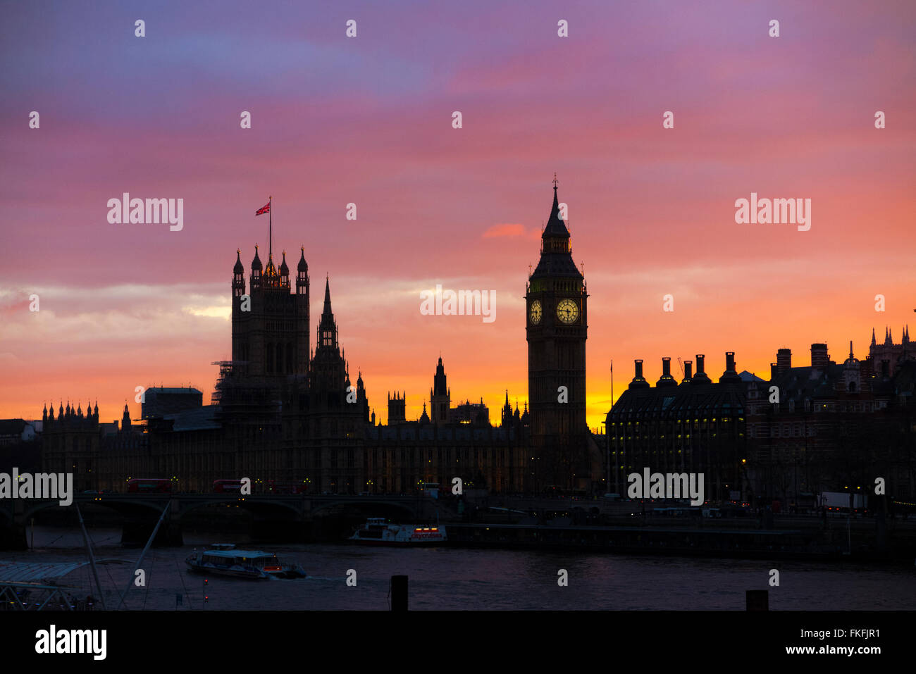 Couleur spectaculaire Turner-esque le coucher du soleil derrière les contours de Big Ben et du Parlement, Westminster, London, UK Banque D'Images