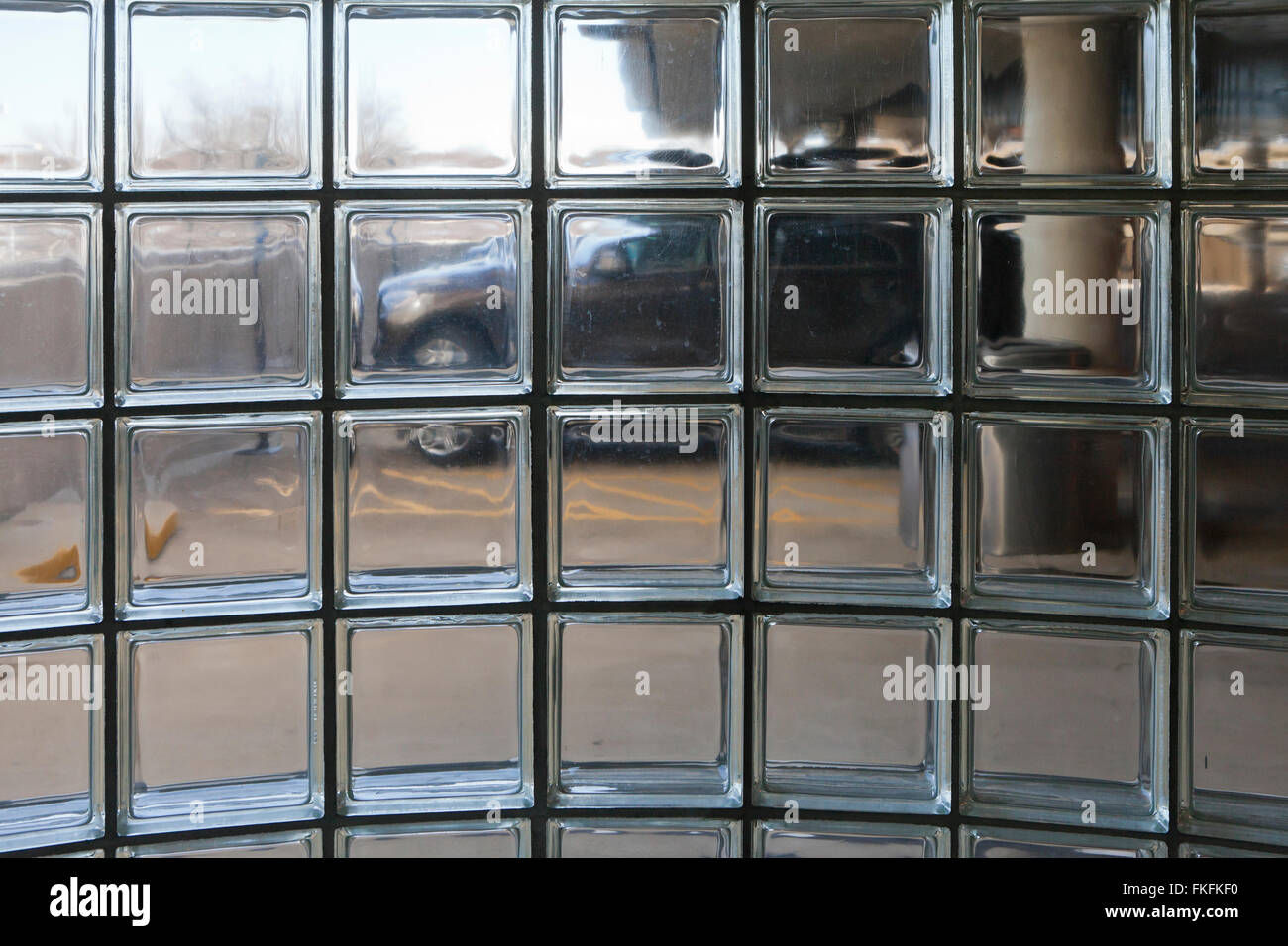 Glass brick wall Banque de photographies et d'images à haute résolution -  Alamy