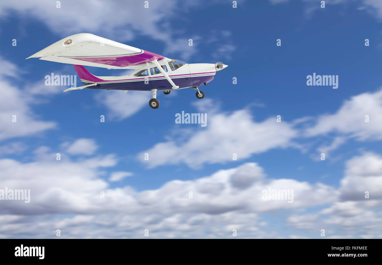 Le Cessna 172 hélice simple vol d'un avion dans le ciel. Banque D'Images Le Cessna 172 hélice simple vol d'un avion dans le ciel. Banque D'Images