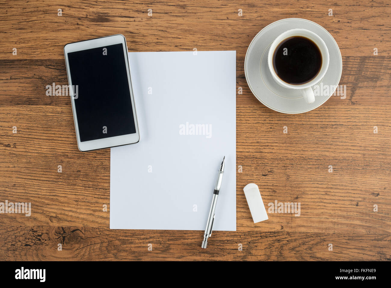 Tablet, papier, gomme et crayon mécanique avec tasse de café Banque D'Images