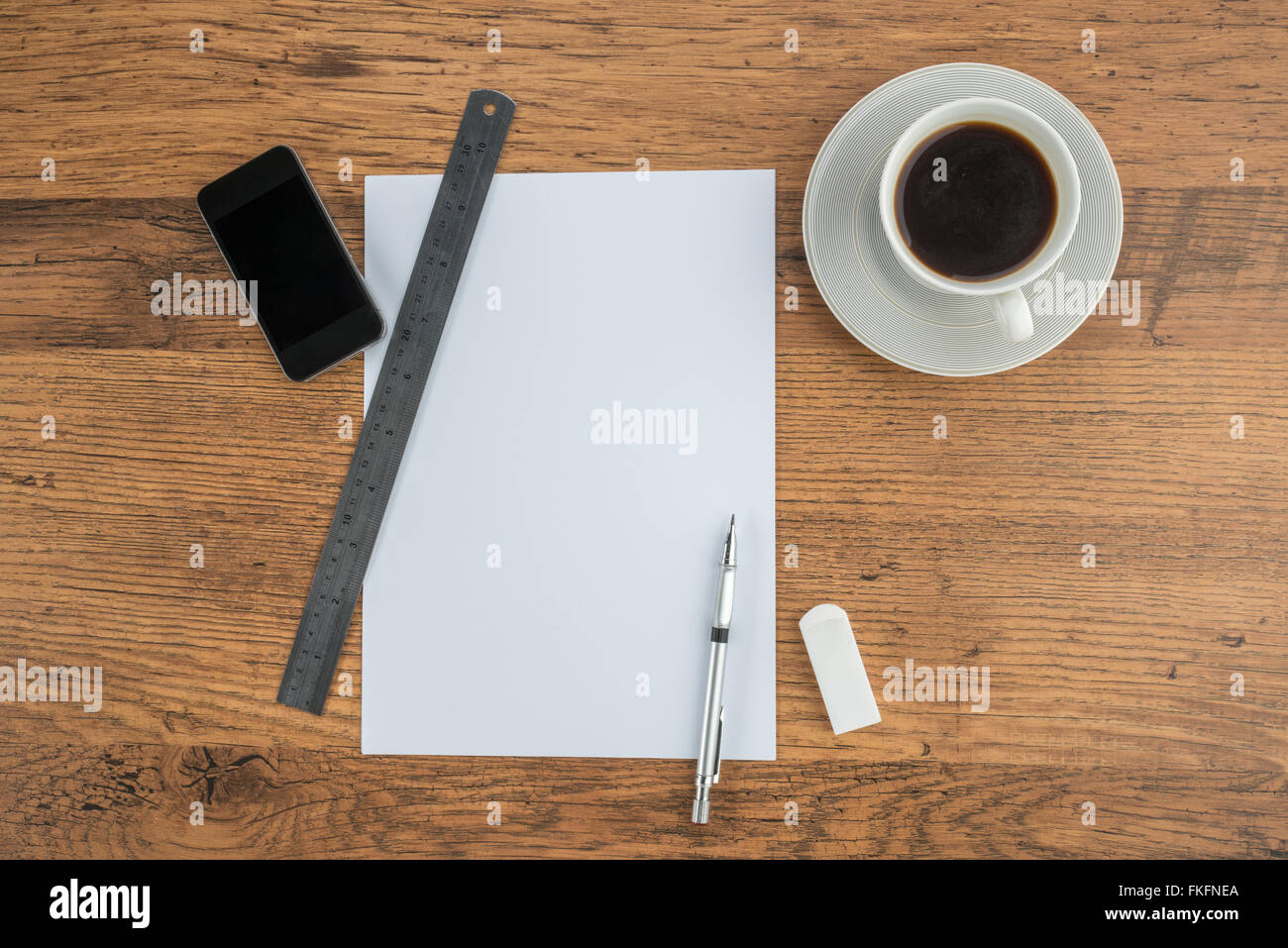 Smart Phone, papier, règle et Gomme crayon mécanique avec du café Banque D'Images