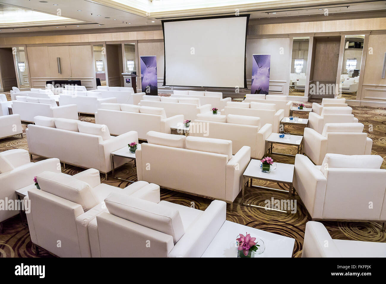 Intérieur du hall avec coin salon confortable pour séminaire. Banque D'Images