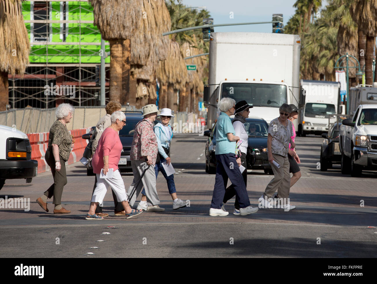 Les personnes âgées traverser une rue passante, Palm Springs, California, USA Banque D'Images