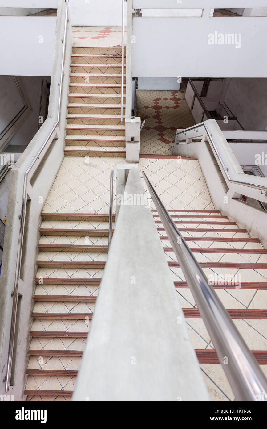 Escalier ancien allant dans des directions différentes. Banque D'Images