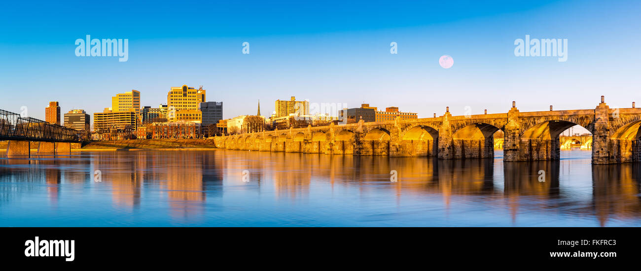 Harrisburg, Pennsylvanie skyline et le pont de la rue du Marché historique Banque D'Images
