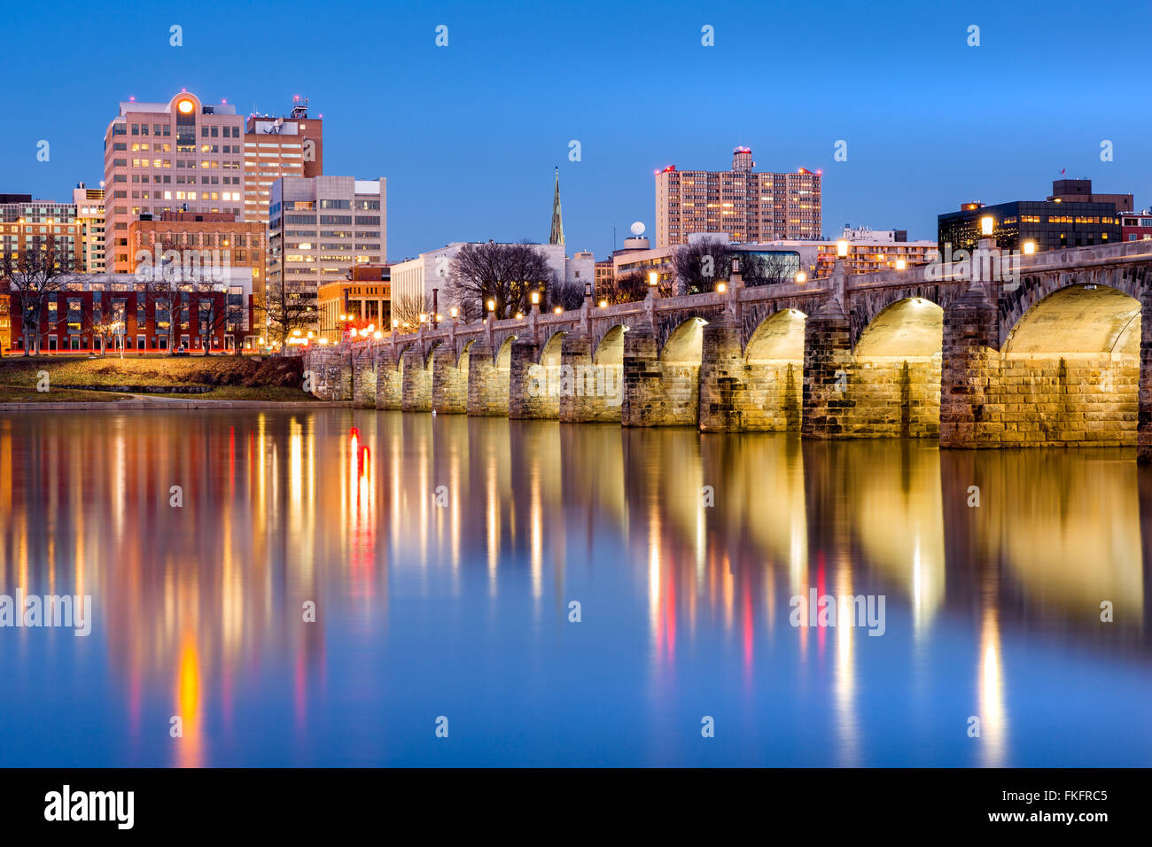 Harrisburg, Pennsylvanie skyline avec le Pont de la rue historique du marché reflétées sur la rivière Susquehanna au crépuscule Banque D'Images