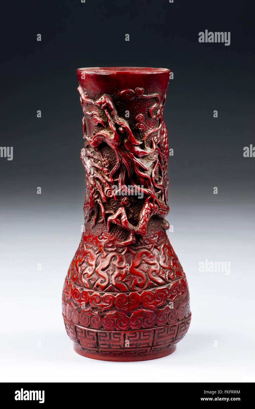 Cinabre rouge chinois Antique vase dragon au 19e siècle. Banque D'Images