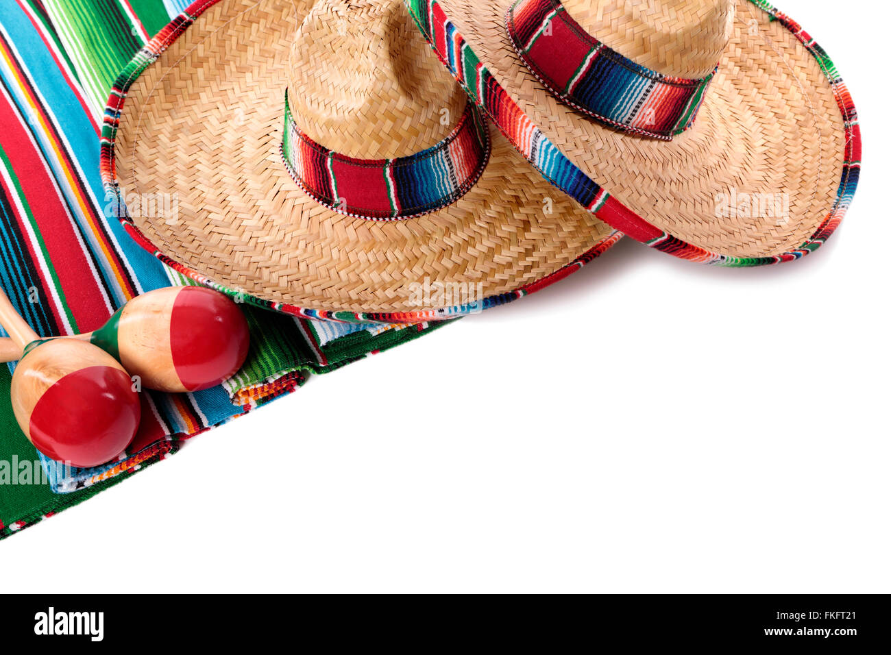 Sarape mexicaine traditionnelle couverture ou tapis avec maracas sombreros et isolé sur un fond blanc. L'espace pour copier. Banque D'Images