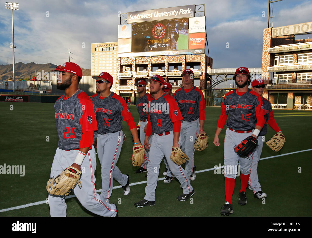 El Paso, TX, USA. Mar 8, 2016. Les joueurs du Nouveau Mexique à pied hors du terrain après le préchauffage avant le début d'un match de baseball à l'encontre de New Mexico State University à l'extrémité sud-ouest du parc de l'Université d'El Paso, au Texas, le mardi 8 mars 2016. © Andres Leighton/Albuquerque Journal/ZUMA/Alamy Fil Live News Banque D'Images