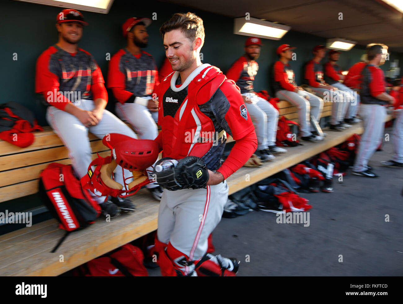 El Paso, TX, USA. Mar 8, 2016. Nouveau Mexique catcher Scottie Graham promenades dans la pirogue avant le début d'un match de baseball à l'encontre de New Mexico State University à l'extrémité sud-ouest du parc de l'Université d'El Paso, au Texas, le mardi 8 mars 2016. © Andres Leighton/Albuquerque Journal/ZUMA/Alamy Fil Live News Banque D'Images