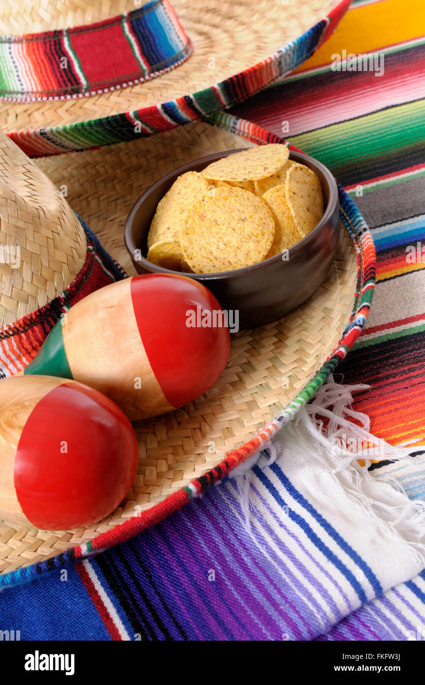 Sombreros mexicains traditionnels et des couvertures avec les maracas et sarape croustilles. Banque D'Images