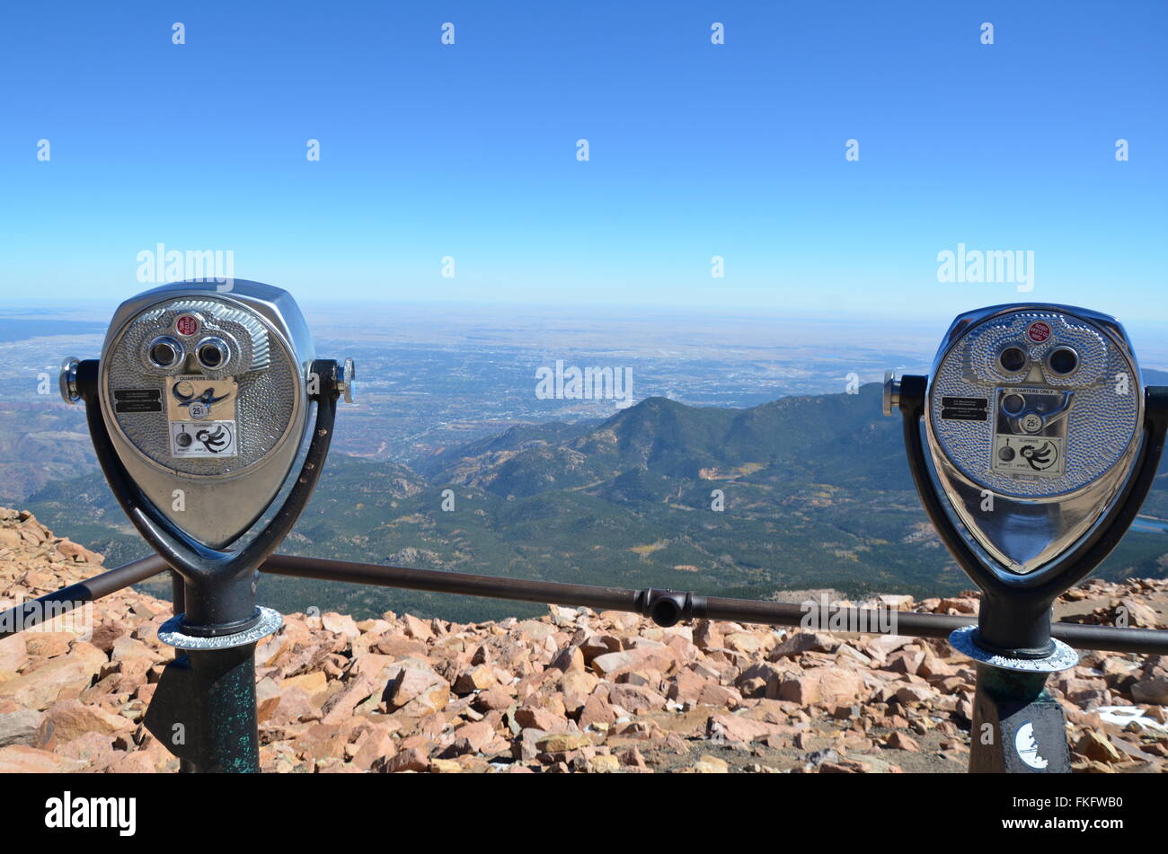 Une paire de téléspectateurs de la tour au sommet de Pikes Peak au Colorado, avec la vue en arrière-plan. Banque D'Images