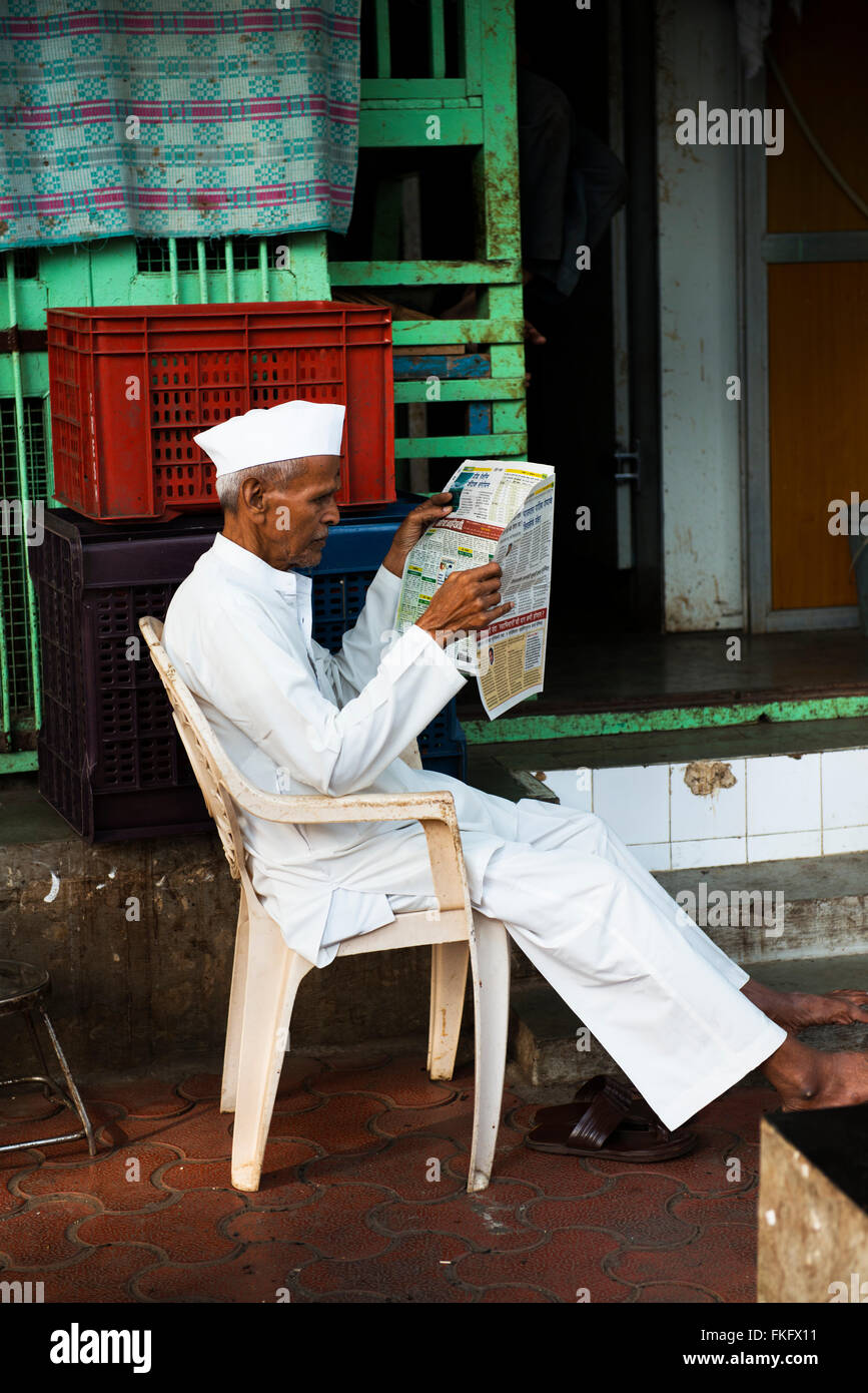 Un Marathi homme lisant le journal du matin, Dadar Mumbai dans. Banque D'Images