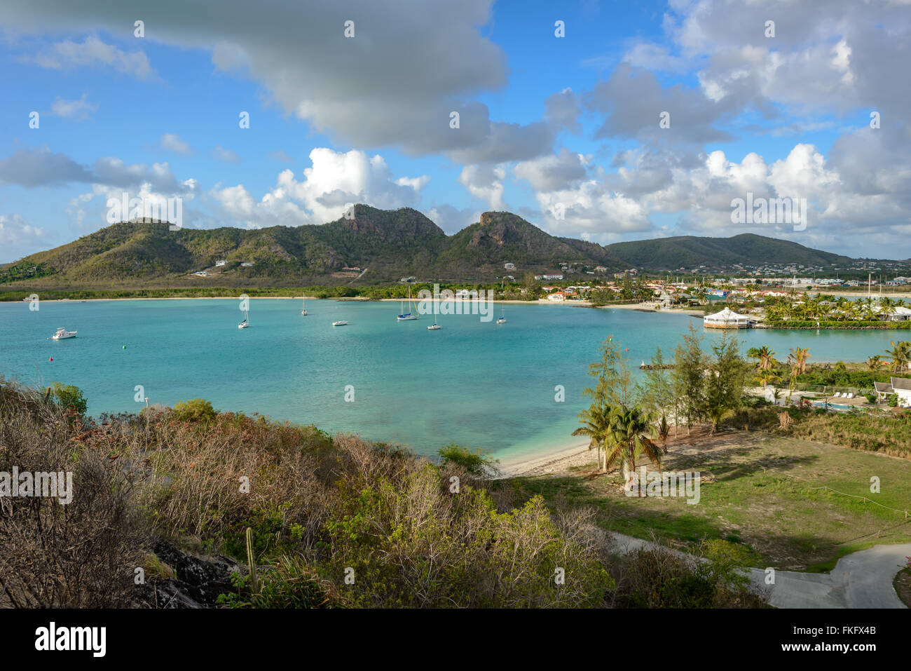 Tropical Beach à l'île d'Antigua dans les Caraïbes avec le sable blanc, l'eau de l'océan turquoise et ciel bleu Banque D'Images