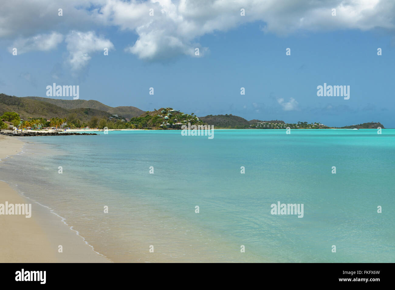 Tropical Beach à l'île d'Antigua dans les Caraïbes avec le sable blanc, l'eau de l'océan turquoise et ciel bleu Banque D'Images