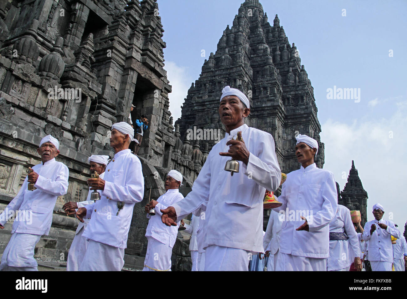Klaten, Indonésie. 05Th Mar, 2016. Tenir l'hindous indonésiens Tawur Agung Kesanga cérémonie rituelle avant les célébrations de Nyepi au temple de Prambanan. Balinais Nyepi est une "journée du silence" qui est célébrée tous les Saka le nouvel an selon le calendrier balinais. Credit : Nugroho Hadi Santoso/Pacific Press/Alamy Live News Banque D'Images Klaten, Indonésie. 05Th Mar, 2016. Tenir l'hindous indonésiens Tawur Agung Kesanga cérémonie rituelle avant les célébrations de Nyepi au temple de Prambanan. Balinais Nyepi est une "journée du silence" qui est célébrée tous les Saka le nouvel an selon le calendrier balinais. Credit : Nugroho Hadi Santoso/Pacific Press/Alamy Live News Banque D'Images