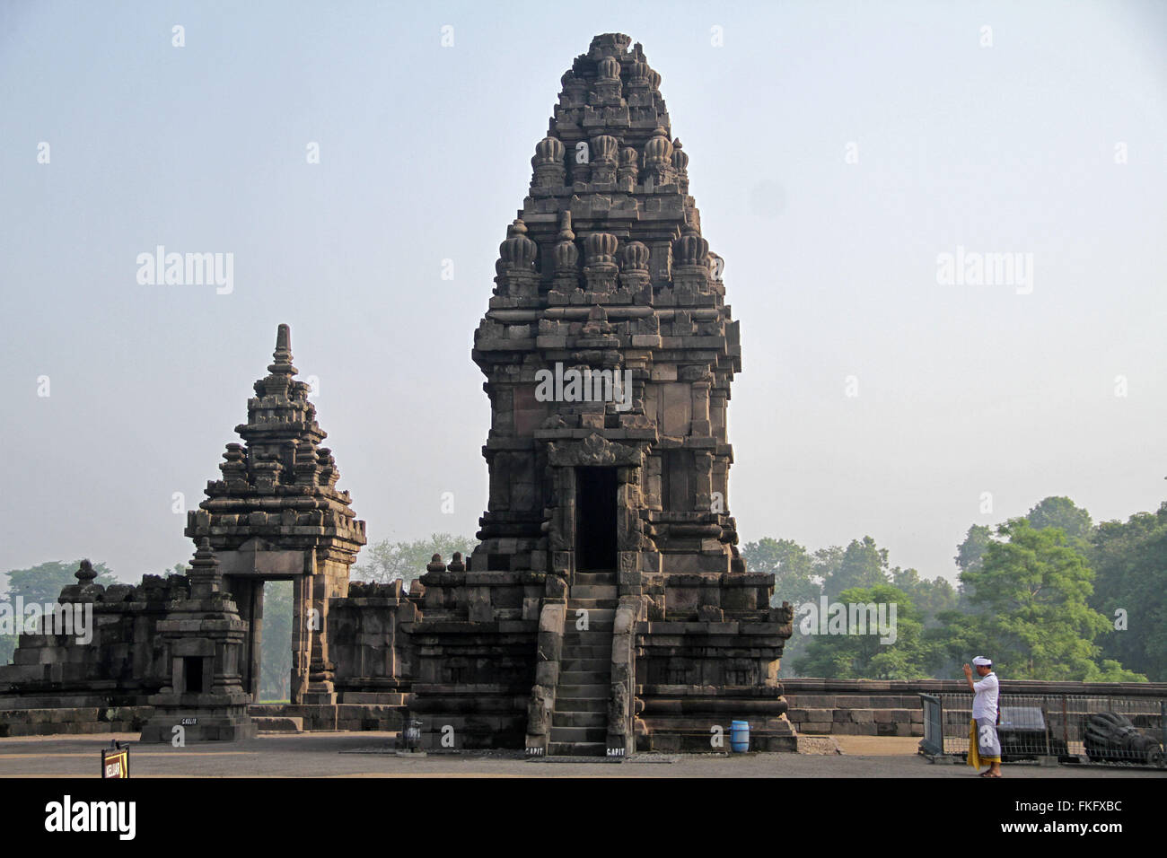 Klaten, Indonésie. 05Th Mar, 2016. Tenir l'hindous indonésiens Tawur Agung Kesanga cérémonie rituelle avant les célébrations de Nyepi au temple de Prambanan. Balinais Nyepi est une "journée du silence" qui est célébrée tous les Saka le nouvel an selon le calendrier balinais. Credit : Nugroho Hadi Santoso/Pacific Press/Alamy Live News Banque D'Images Klaten, Indonésie. 05Th Mar, 2016. Tenir l'hindous indonésiens Tawur Agung Kesanga cérémonie rituelle avant les célébrations de Nyepi au temple de Prambanan. Balinais Nyepi est une "journée du silence" qui est célébrée tous les Saka le nouvel an selon le calendrier balinais. Credit : Nugroho Hadi Santoso/Pacific Press/Alamy Live News Banque D'Images